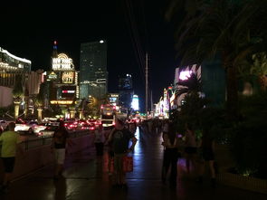 探秘小小夜店游戏世界：绚烂灯光下的游乐场，夜幕下的精彩之地